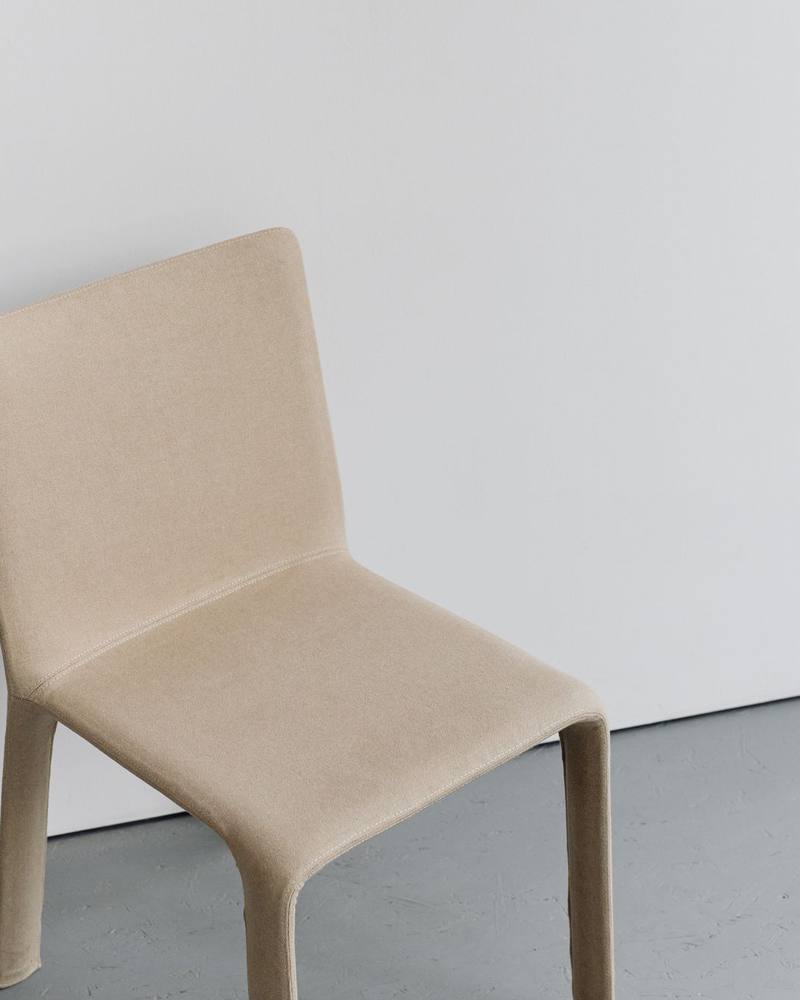 Detalle de una silla tapizada del comedor