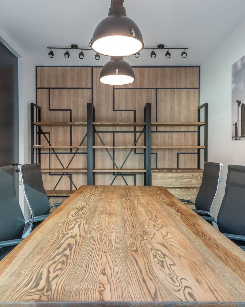 Sala de juntas con mesa de madera maciza y sillería de trabajo