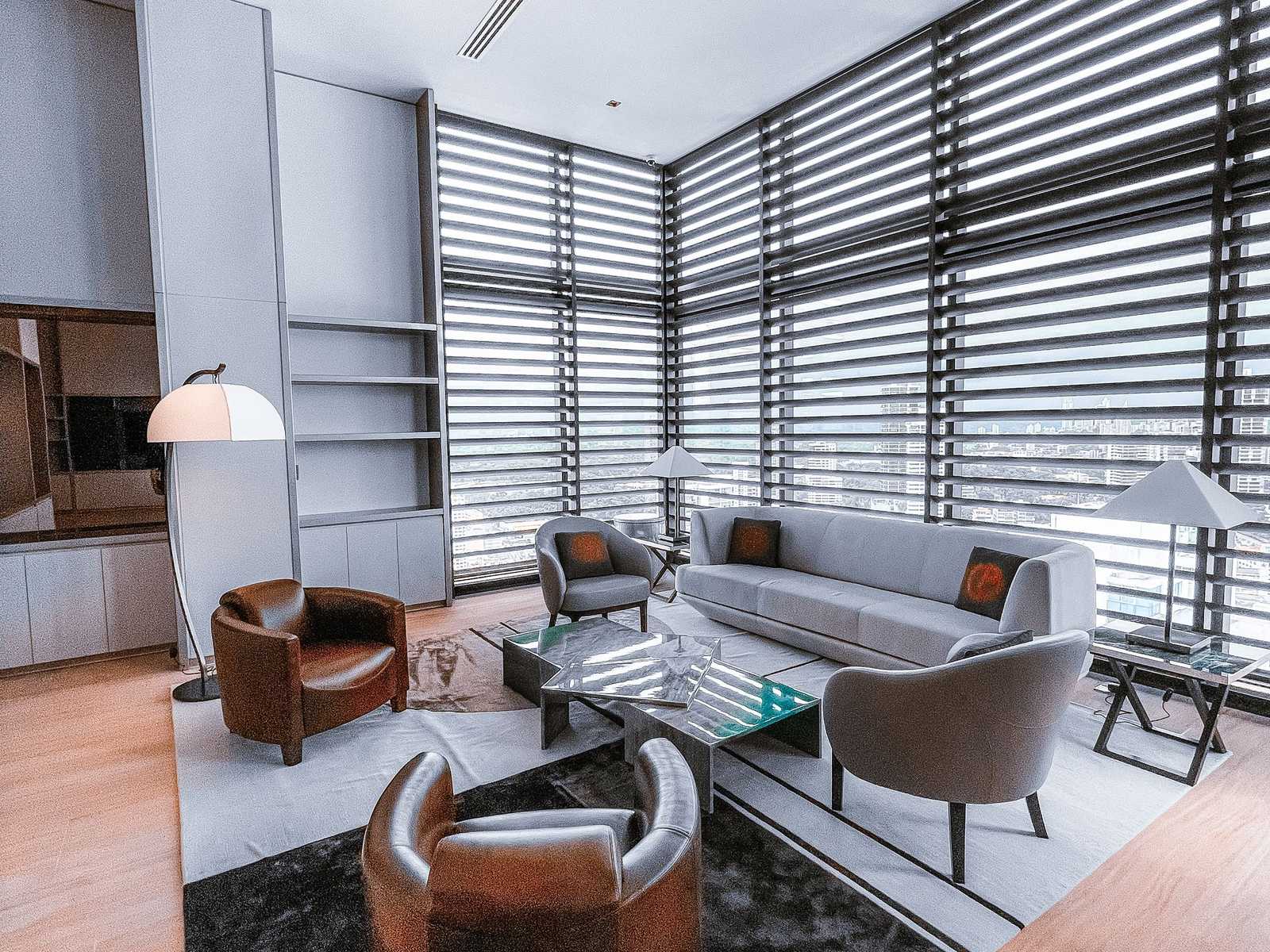 Sala de espera corporativa con sofá, sillones y mesa de centro instalados por Neucast